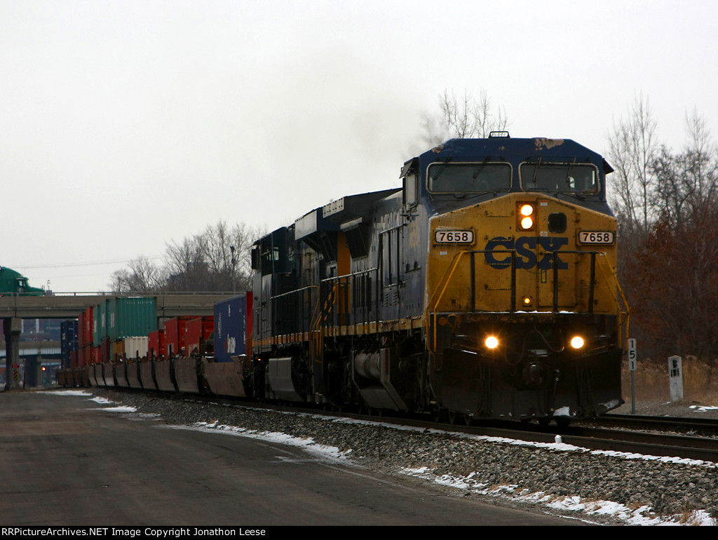 CSX 7658 leads a short Q196 east along Buchanann St.
